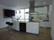 kuchyn_lak_bily_s_modernimi_doplnky